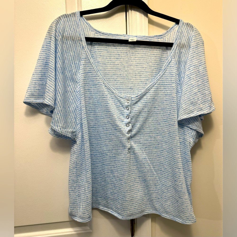 Old Navy large cropped flutter sleeve snap button top